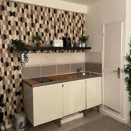 Modern Bastille Apartment *